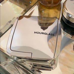 Ambient lighting powder/ highlighter